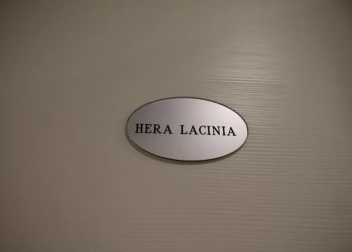 לינה וארוחת בוקר I Krotoniati 3*